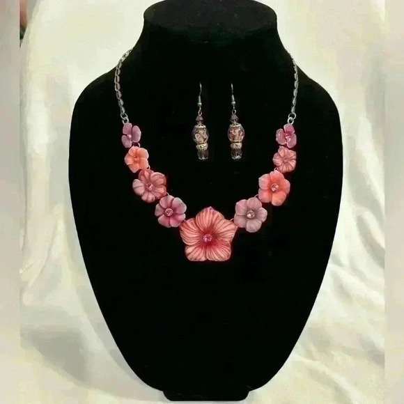 Pink flower necklace and earring set - Picture 1 of 7